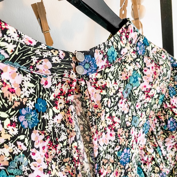 Long Sleeve Ruffled Tier Floral Top - Picture 4 of 5